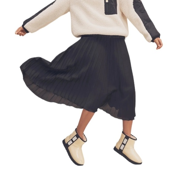 UGG Womens Classic Clear Mini Waterproof Ankle Boots - Picture 3 of 15